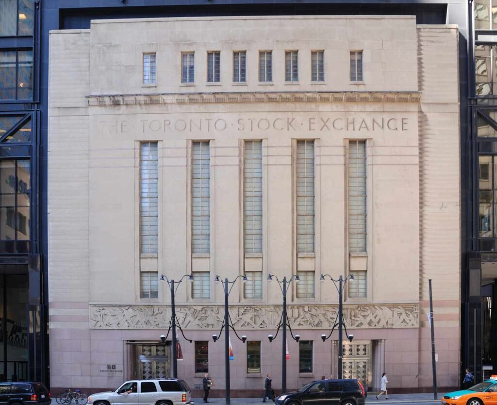 TSX inched higher on Wednesday as Iran de-escalation hopes offset March losses