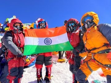 कैनेडियन पंजाबी पर्वतारोही अजयपाल धालीवाल ने एवरेस्ट फतह की