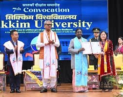 भारत की राष्ट्रपति सिक्किम विश्वविद्यालय के दीक्षांत समारोह में शामिल हुईं