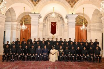 भारत की राष्ट्रपति ने सेना इंजीनियरी सेवा के प्रशिक्षु अधिकारियों से मुलाकात की