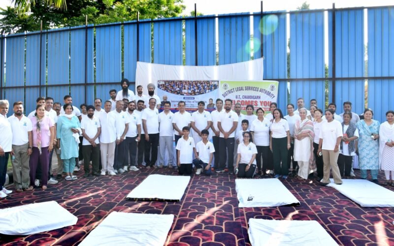 जिला न्यायालय परिसर, सेक्टर-43 में उत्साहपूर्वक मनाया गया अंतर्राष्ट्रीय योग दिवस