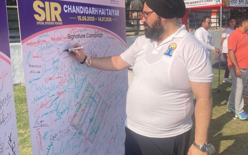 अंतर्राष्ट्रीय योग दिवस पर चंडीगढ़ में SIR प्रक्रिया को लेकर चलाया गया जागरूकता अभियान