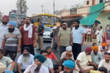 पंचायत की जमीन पर कब्जे के विरोध में ग्रामीणों का प्रदर्शन, सड़क जाम कर जताया रोष