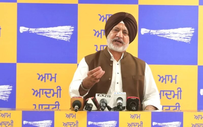 युवा और किसान सड़कों पर, सरकार संवाद के बजाय बल प्रयोग कर रही है: बलतेज पन्नू