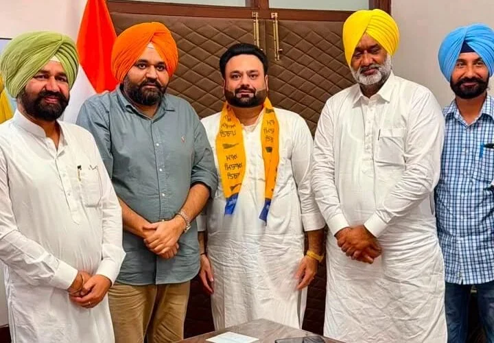 जिला यूथ प्रधान हनीश बंसल अपने समर्थकों के साथ आम आदमी पार्टी में शामिल