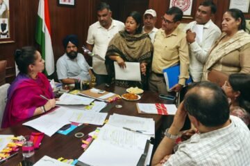 स्वास्थ्य मंत्री आरती सिंह राव ने स्वास्थ्य पर्यवेक्षकों और आशा वर्कर यूनियन प्रतिनिधियों से की अहम बैठक