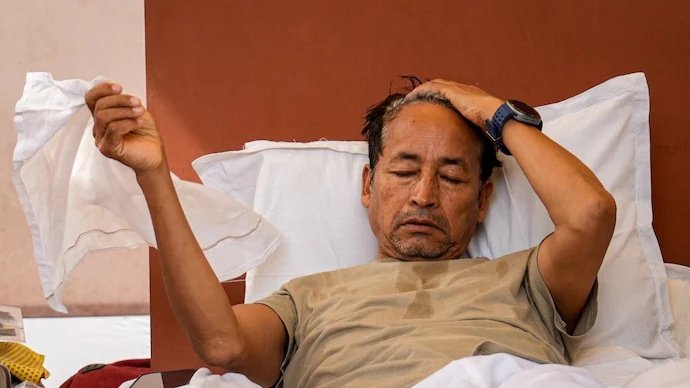 सोनम वांगचुक अस्पताल में भर्ती, समर्थकों ने जारी रखी अनिश्चितकालीन भूख हड़ताल