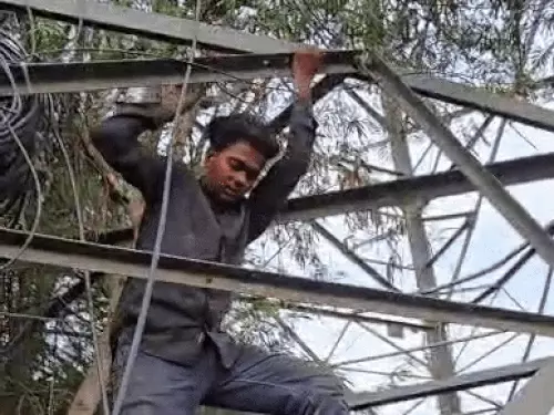 सोनीपत में 250 फीट ऊंचे हाई-वोल्टेज टावर पर चढ़ा युवक, घंटों चला हाई वोल्टेज ड्रामा