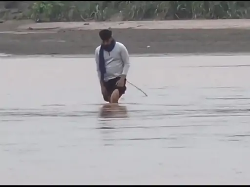 गुरदासपुर में रावी नदी में नाव फंसी, यात्रियों को पानी के बीच पैदल निकलना पड़ा; बड़ा हादसा टला