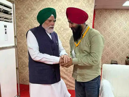 जालंधर में पीएम मोदी को पहनाई गई शाही पगड़ी बनी आकर्षण का केंद्र, पटियाला के सनप्रीत सिंह ने तैयार की खास दस्तार