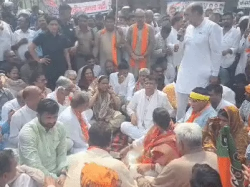 रोहतक में अंबेडकर चौक पर BJP का प्रदर्शन, कांग्रेस से नारेबाजी के बीच बढ़ा तनाव; पुलिस ने संभाला मोर्चा