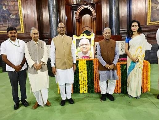 लोक सभा अध्यक्ष ने श्री सोमनाथ चटर्जी को पुष्पांजलि अर्पित की