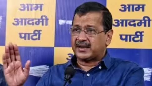 ई-20 पेट्रोल पर केजरीवाल का सरकार पर हमला, पेट्रोल पंप पहुंचकर उठाए सवाल