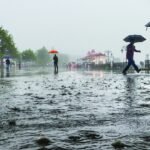 भारी बारिश के अलर्ट के चलते हिमाचल के नाहन उपमंण्डल में स्कूल और कॉलेज बंद नाहन (राजीव शर्मा): भारत मौसम विज्ञान विभाग (IMD) द्वारा हिमाचल प्रदेश के कुछ हिस्सों में भारी बारिश के पूर्वानुमान को देखते हुए, जिला प्रशासन ने एहतियाती तौर पर सिरमौर जिले के नाहन उपमंण्डल के सभी शैक्षणिक संस्थानों को बुधवार को बंद रखने की घोषणा की है। शिमला स्थित मौसम विज्ञान केंद्र ने सिरमौर को 'ऑरेंज अलर्ट' पर रखा है, जिसमें भारी से बेहद भारी बारिश, गरज-चमक, बिजली गिरने और अचानक बाढ़ व भूस्खलन की संभावना की चेतावनी दी गई है। अधिकारियों ने कहा कि मौसम की स्थितियां जनसुरक्षा के लिए खतरा पैदा कर सकती हैं और आवाजाही को बाधित कर सकती हैं। पूर्वानुमान पर कार्रवाई करते हुए, उप-मंडल मजिस्ट्रेट (SDM) राजीव सांख्यान ने एक आदेश जारी कर उप-मंडल के सभी सरकारी और निजी स्कूलों, कॉलेजों, औद्योगिक प्रशिक्षण संस्थानों (ITIs) और आंगनबाड़ियों को दिन भर के लिए बंद रखने का निर्देश दिया। प्रशासन ने कहा कि यह निर्णय मौसम के पूर्वानुमान, सड़कों की स्थिति और लगातार हो रही बारिश के कारण यातायात में व्यवधान की संभावना की समीक्षा करने के बाद लिया गया है। इस कदम का उद्देश्य छात्रों, शिक्षकों और कर्मचारियों की सुरक्षा सुनिश्चित करना है। अधिकारियों ने स्पष्ट किया है कि संस्थानों के बंद रहने से बुधवार को पहले से निर्धारित परीक्षाओं पर कोई असर नहीं पड़ेगा। परीक्षा आयोजित करने वाले संस्थानों को निर्देश दिया गया है कि वे परीक्षार्थियों की सुरक्षा के लिए आवश्यक व्यवस्था करते हुए योजना के अनुसार प्रक्रिया जारी रखें। जिला प्रशासन ने सभी शैक्षणिक संस्थानों के प्रमुखों को आदेश का कड़ाई से पालन करने का निर्देश दिया है और निवासियों से खराब मौसम के इस दौर के दौरान सावधानी बरतने का आग्रह किया है। स्थिति में सुधार होने तक लोगों को विशेष रूप से भूस्खलन, जलभराव और अचानक बाढ़ के प्रति संवेदनशील क्षेत्रों में अनावश्यक यात्रा से बचने की सलाह दी गई है।