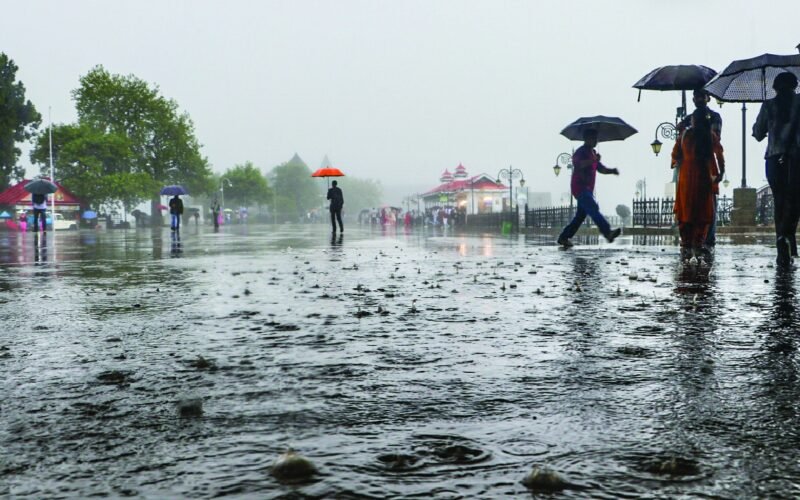 भारी बारिश के अलर्ट के चलते हिमाचल के नाहन उपमंण्डल में स्कूल और कॉलेज बंद नाहन (राजीव शर्मा): भारत मौसम विज्ञान विभाग (IMD) द्वारा हिमाचल प्रदेश के कुछ हिस्सों में भारी बारिश के पूर्वानुमान को देखते हुए, जिला प्रशासन ने एहतियाती तौर पर सिरमौर जिले के नाहन उपमंण्डल के सभी शैक्षणिक संस्थानों को बुधवार को बंद रखने की घोषणा की है। शिमला स्थित मौसम विज्ञान केंद्र ने सिरमौर को 'ऑरेंज अलर्ट' पर रखा है, जिसमें भारी से बेहद भारी बारिश, गरज-चमक, बिजली गिरने और अचानक बाढ़ व भूस्खलन की संभावना की चेतावनी दी गई है। अधिकारियों ने कहा कि मौसम की स्थितियां जनसुरक्षा के लिए खतरा पैदा कर सकती हैं और आवाजाही को बाधित कर सकती हैं। पूर्वानुमान पर कार्रवाई करते हुए, उप-मंडल मजिस्ट्रेट (SDM) राजीव सांख्यान ने एक आदेश जारी कर उप-मंडल के सभी सरकारी और निजी स्कूलों, कॉलेजों, औद्योगिक प्रशिक्षण संस्थानों (ITIs) और आंगनबाड़ियों को दिन भर के लिए बंद रखने का निर्देश दिया। प्रशासन ने कहा कि यह निर्णय मौसम के पूर्वानुमान, सड़कों की स्थिति और लगातार हो रही बारिश के कारण यातायात में व्यवधान की संभावना की समीक्षा करने के बाद लिया गया है। इस कदम का उद्देश्य छात्रों, शिक्षकों और कर्मचारियों की सुरक्षा सुनिश्चित करना है। अधिकारियों ने स्पष्ट किया है कि संस्थानों के बंद रहने से बुधवार को पहले से निर्धारित परीक्षाओं पर कोई असर नहीं पड़ेगा। परीक्षा आयोजित करने वाले संस्थानों को निर्देश दिया गया है कि वे परीक्षार्थियों की सुरक्षा के लिए आवश्यक व्यवस्था करते हुए योजना के अनुसार प्रक्रिया जारी रखें। जिला प्रशासन ने सभी शैक्षणिक संस्थानों के प्रमुखों को आदेश का कड़ाई से पालन करने का निर्देश दिया है और निवासियों से खराब मौसम के इस दौर के दौरान सावधानी बरतने का आग्रह किया है। स्थिति में सुधार होने तक लोगों को विशेष रूप से भूस्खलन, जलभराव और अचानक बाढ़ के प्रति संवेदनशील क्षेत्रों में अनावश्यक यात्रा से बचने की सलाह दी गई है।