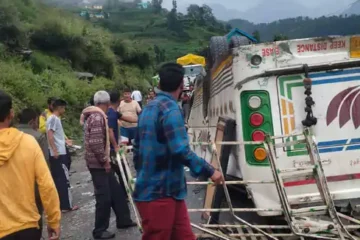 चंबा बस हादसा: तीसा-बैरागढ़ मार्ग पर निजी बस पलटने से सात की मौत, 15 घायल