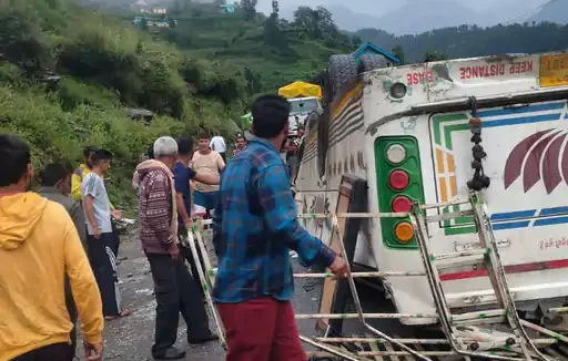 चंबा बस हादसा: तीसा-बैरागढ़ मार्ग पर निजी बस पलटने से सात की मौत, 15 घायल