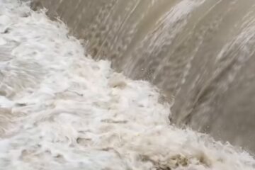 मूसलाधार बारिश से तमसा नदी के जलस्तर में बढ़ोतरी; टपकेश्वर महादेव मंदिर के पास अधिकारी रख रहे कड़ी नजर