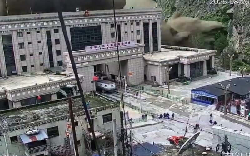 चीन-नेपाल सीमा पर बाढ़ का खौफनाक मंजर CCTV में कैद: भीषण जलप्रलय से 160 की मौत, सैकड़ों लापता