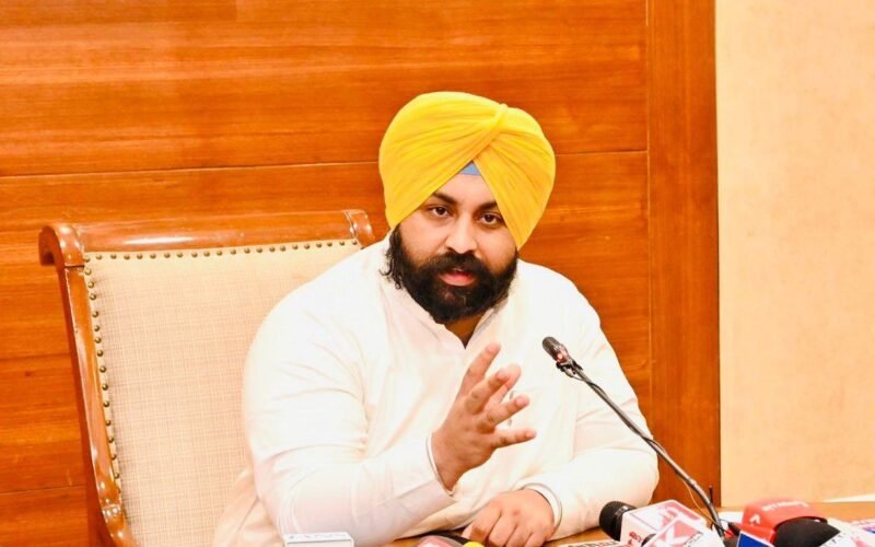 सफाई सेवकों के प्रयासों को व्यर्थ न जाने दें, जिम्मेदारी से कूड़ा फेंकें: हरजोत सिंह बैंस