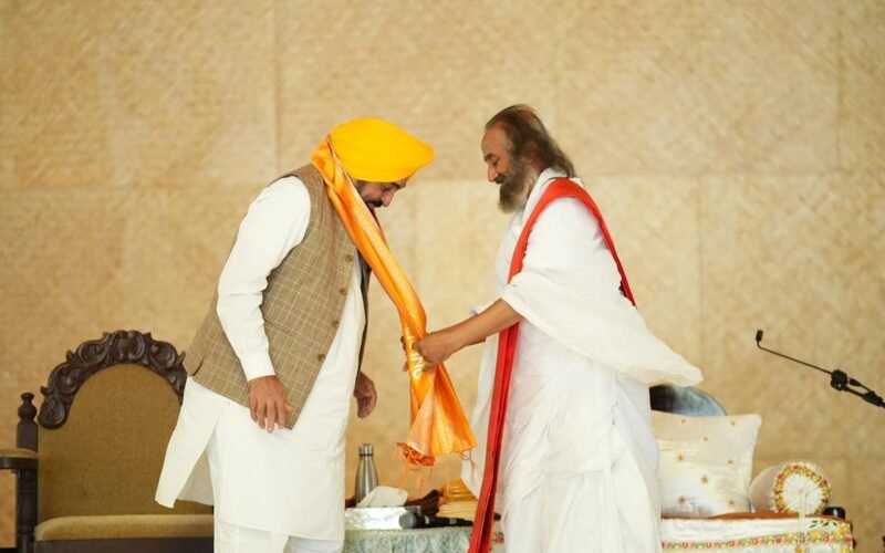 CM भगवंत मान ने केजरीवाल-मनीष सिसोदिया संग लगाया ध्यान, श्री श्री रवि शंकर से लिया आशीर्वाद