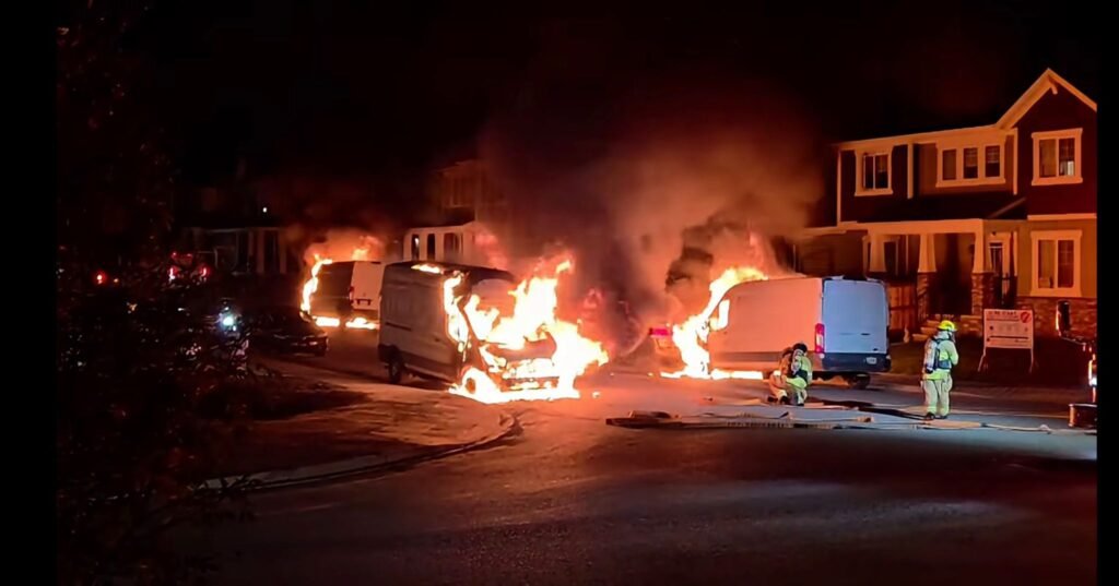 नॉर्थईस्ट कैलगरी में कूरियर कंपनी के पांच वाहनों में लगी आग; पुलिस जांच में जुटी