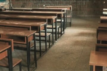 क्लास में सोते रहे शिक्षक, मोबाइल देखते रहे विद्यार्थी; कन्नौज का वीडियो वायरल