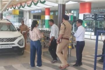 वाराणसी हवाई अड्डे पर लाइसेंसी हथियार से अचानक गोली चली