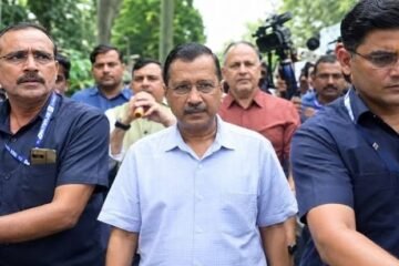 PM आवास की ओर बढ़ रहे केजरीवाल को पुलिस ने रोका, E20 पेट्रोल के खिलाफ AAP का प्रदर्शन