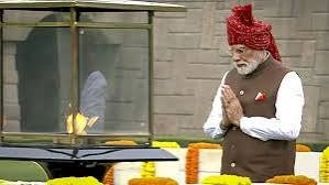 प्रधानमंत्री ने राजघाट पर महात्मा गांधी को श्रद्धांजलि अर्पित की