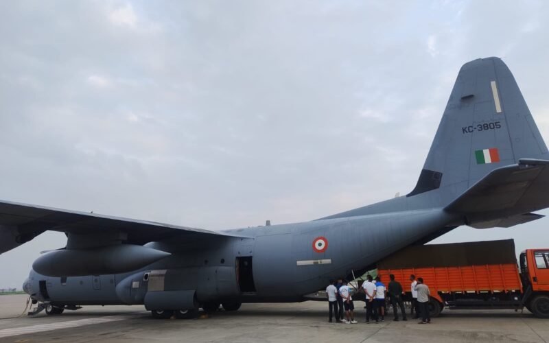 राहत दल और चिकित्सा सामग्री लेकर नेपाल रवाना हुआ भारतीय वायुसेना का पाँचवाँ विमान