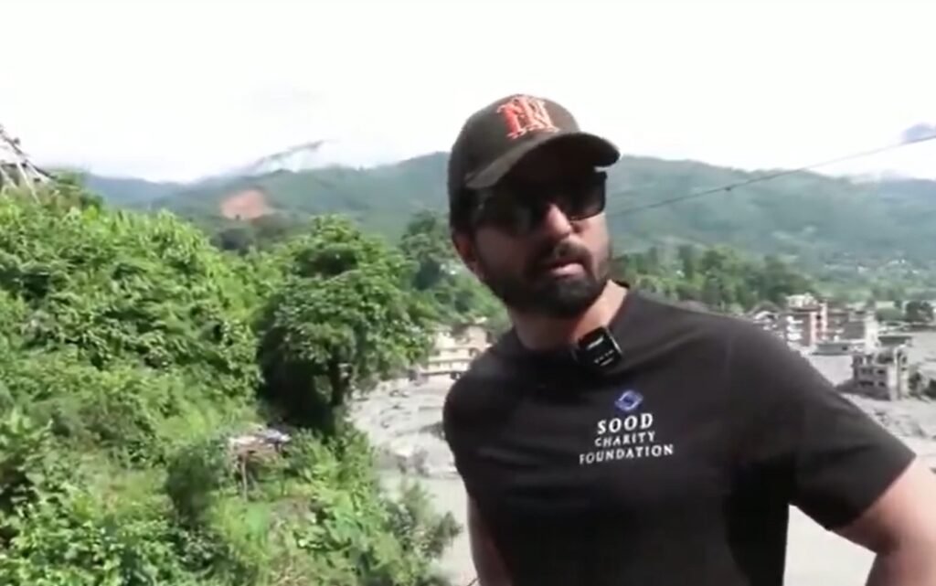 बाढ़ प्रभावित त्रिशूली बाज़ार राहत सामग्री लेकर पहुँचे सोनू सूद