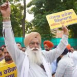 चुनाव से पहले ED छापों पर AAP का प्रदर्शन, कार्यकर्ताओं ने घेरा जांच दल और केंद्र के खिलाफ की नारेबाजी