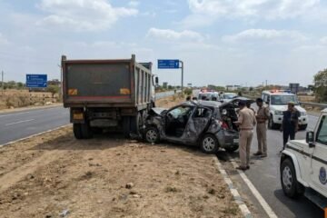 सूरत में भीषण हादसा: खड़े डंपर से टकराई कार, मुंबई के 4 लोगों की मौके पर मौत