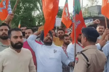 BJP की नशामुक्त यात्रा को AAP ने काले झंडे दिखाए, पठानकोट में नारेबाजी