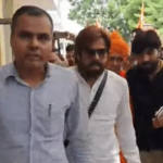 आर्य समाज कार्यक्रम में रिवॉल्वर लेकर पहुंचे मासूम शर्मा, बोले- ‘पाखंड फैलाने वालों को जूता मारो’