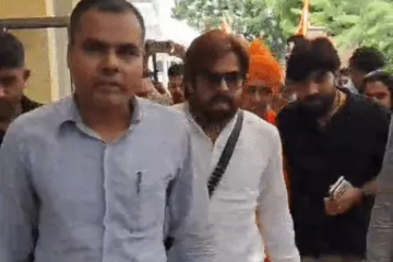 आर्य समाज कार्यक्रम में रिवॉल्वर लेकर पहुंचे मासूम शर्मा, बोले- ‘पाखंड फैलाने वालों को जूता मारो’