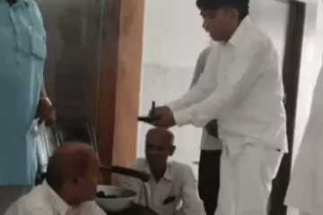 सोनीपत में XEN-SDO नहीं मिले तो कुर्सी की उतारी आरती, थाली में सड़क के टुकड़े रखकर जताया विरोध