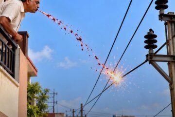 मध्य प्रदेश के विदिशा जिले के गंज बासौदा में 11,000-वोल्ट की बिजली लाइन के संपर्क में आने से 60 वर्षीय व्यक्ति की मौत