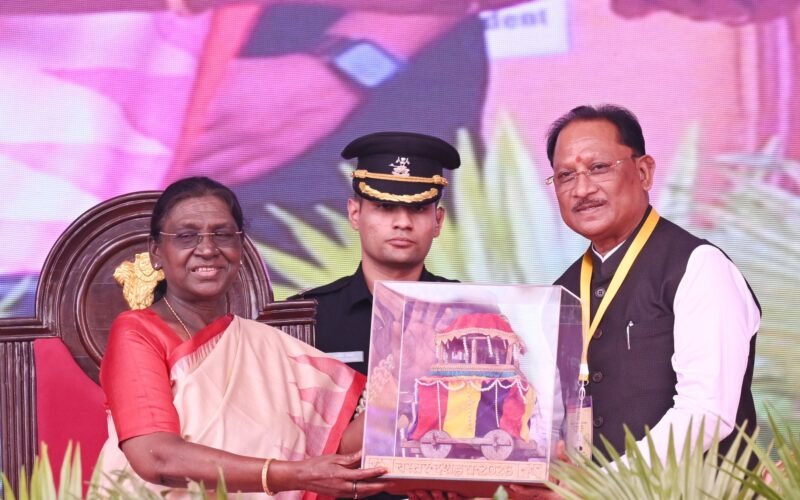 राष्ट्रपति द्रौपदी मुर्मू बस्तर दशहरा समारोह में हुईं शामिल, जगदलपुर में कार्यक्रम को किया संबोधित