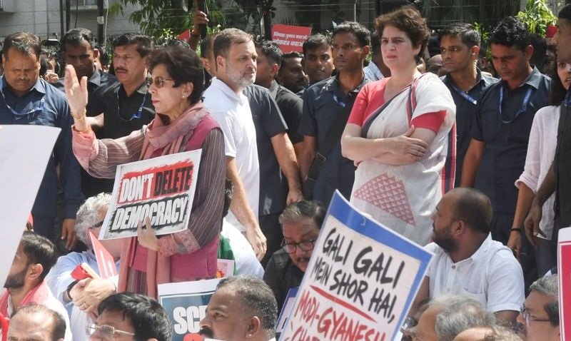 आकाशवाणी भवन में प्रदर्शन को लेकर राहुल गांधी और प्रियंका गांधी सहित विपक्षी नेताओं पर मामला दर्ज