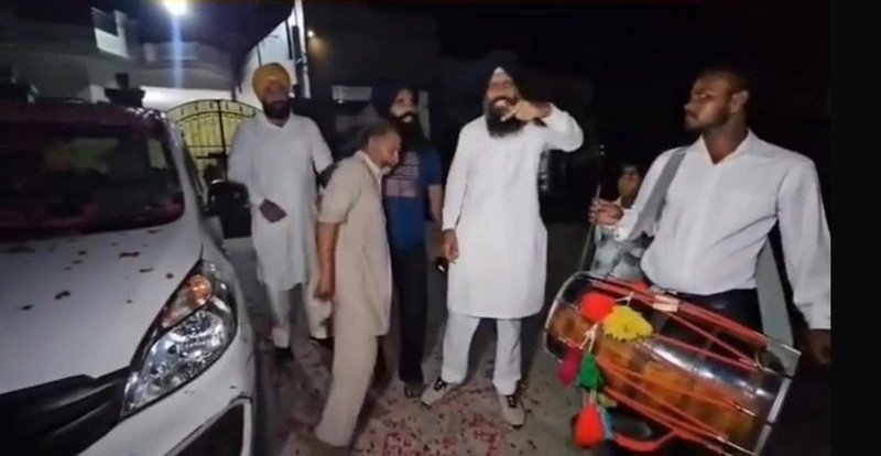 फूल, मिठाइयां और सीबीआई का छापा: संगरूर के ग्रामीणों का अनोखा स्वागत दो लोगों की हिरासत पर जाकर रुका
