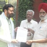 पत्रकारों ने मुख्यमंत्री से की कैशलेस मेडिकल कार्ड जारी करने और पेंशन बढ़ाने की मांग
