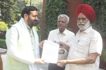 पत्रकारों ने मुख्यमंत्री से की कैशलेस मेडिकल कार्ड जारी करने और पेंशन बढ़ाने की मांग
