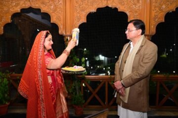 उत्तराखण्ड के मुख्यमंत्री पुष्कर सिंह धामी ने धर्मपत्नी गीता धामी के साथ मनाया करवाचौथ पर्व