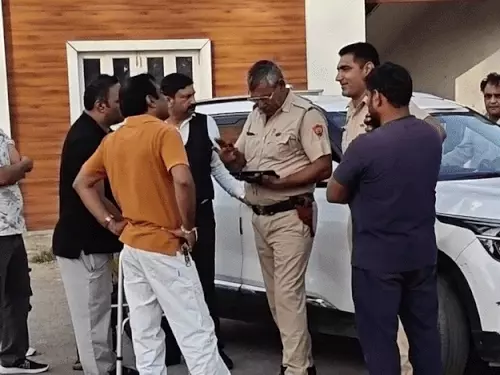 हिसार वर्कशॉप में कार ने 2 वर्करों को कुचला, मालिक बोला- कर्मचारी तेजी से बैक कर रहा था; जोरदार टक्कर हुई