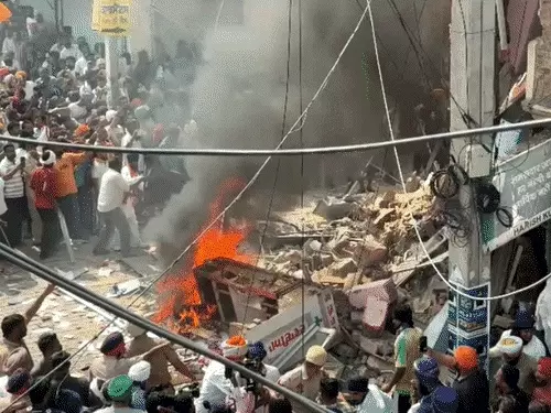 पंजाब में एक्टिविस्ट की हत्या के विरोध में कल बंद: आरोपी के घर और मेडिकल स्टोर पर बुलडोजर चला, भीड़ ने दुकान में आग लगाई; गैंगस्टर ने दी बदले की धमकी