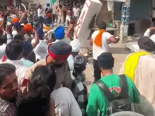 झोटा हत्याकांड में आरोपी के घर पर बुलडोजर एक्शन की PHOTOS: 2 मंजिला मकान गिराया, भीड़ ने मेडिकल स्टोर फूंका; मानसा में बाजार बंद