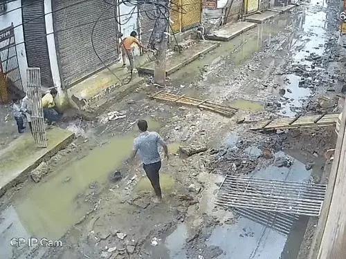 पानीपत में खुले नाले में गिरा बच्चा, CCTV में कैद हुई घटना: लोगों ने तुरंत बाहर निकालकर बचाई जान; पहले महिला और बाइक सवार भी गिर चुके