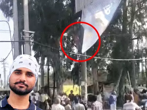 झोटा हत्याकांड के विरोध प्रदर्शन में पहुंचे युवक की करंट लगने से मौत: लुधियाना में हाईटेंशन लाइन की चपेट में आया, बैनर उतारने के दौरान हादसा